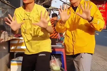 Vũ điệu rửa tay qua phần thể hiện của vũ công Quang Đăng và bạn nhảy