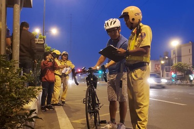 CSGT ra quân xử lý xe đạp thể thao chạy vào làn đường ô tô