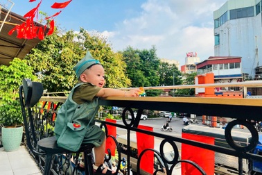 Quán cà phê ở Hà Nội mở xuyên đêm dịp 2/9, khách chi tiền triệu giữ chỗ