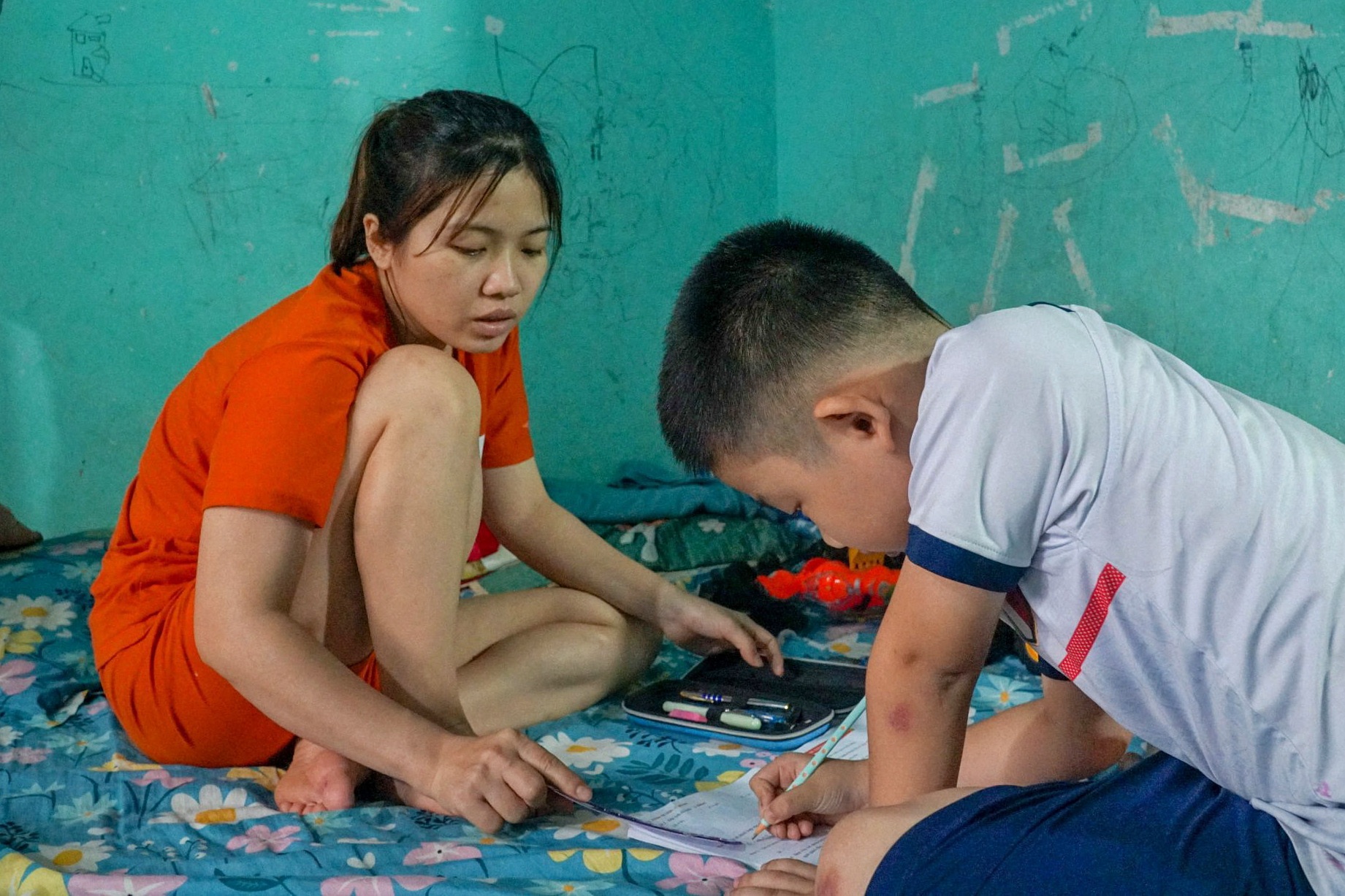 Majitel domu nedostal nový plat, služebná si vyžádala vyšší příjem - 1 Chủ nhà chưa nhận lương mới, người giúp việc đã đòi thêm thu nhập - 1