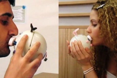 “Hôn môi xa” nhờ… máy