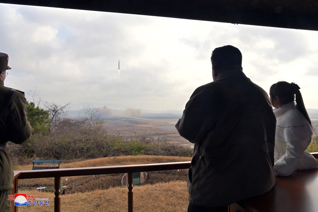 Con gái ông Kim Jong-un lần đầu lộ diện trong vụ phóng tên lửa - 4 Con gái ông Kim Jong-un lần đầu lộ diện trong vụ phóng tên lửa - 4