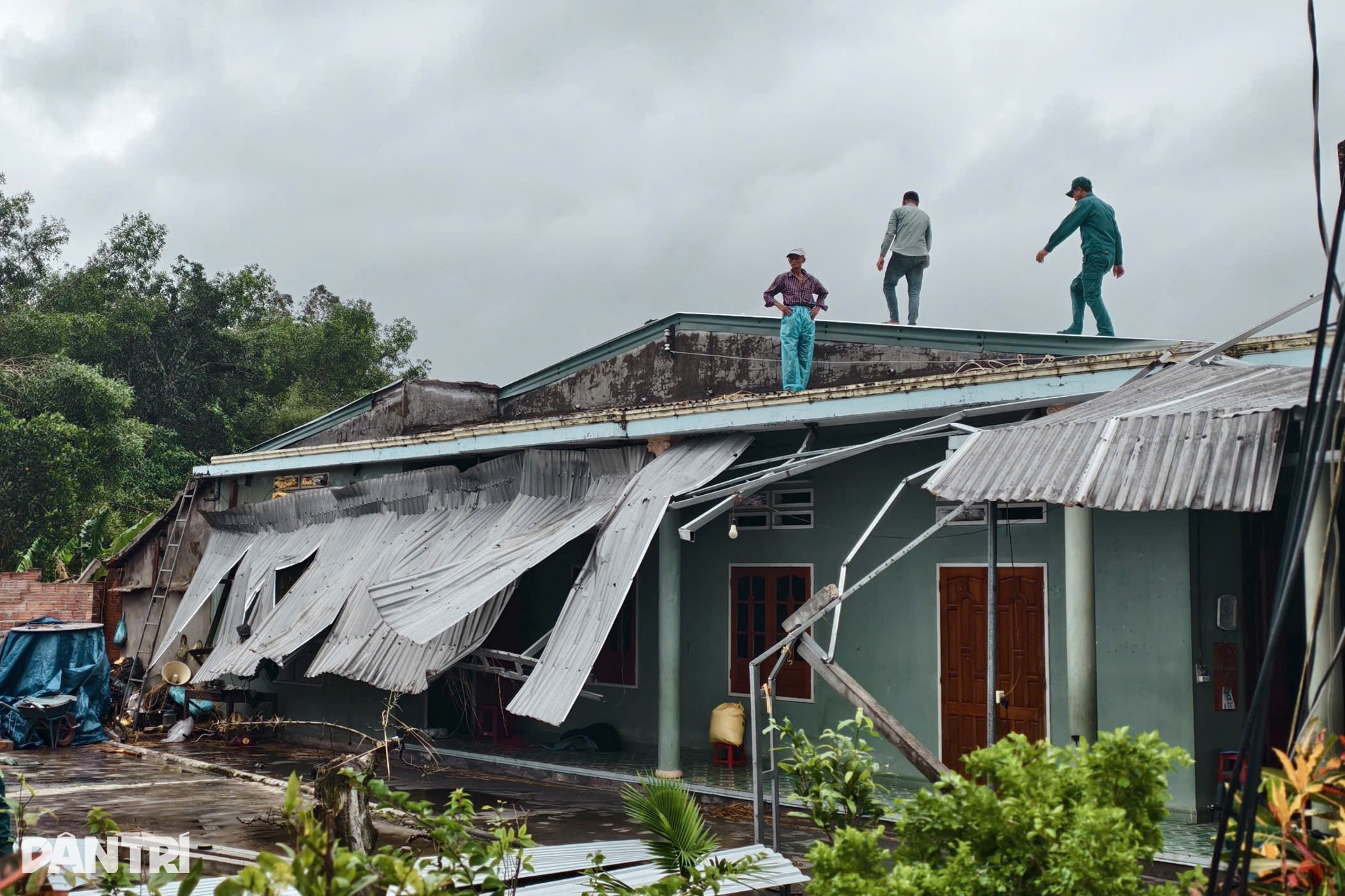Cận cảnh hiện trường lốc xoáy tàn phá nhà dân - 6 Cận cảnh hiện trường lốc xoáy tàn phá nhà dân - 6