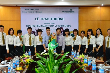 VietcomBank trao giải đặc biệt chương trình “Trải nghiệm Smart OTP, vi vu SH Mode” 