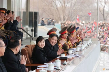 Con gái ông Kim Jong-un đi xem bóng đá với cha