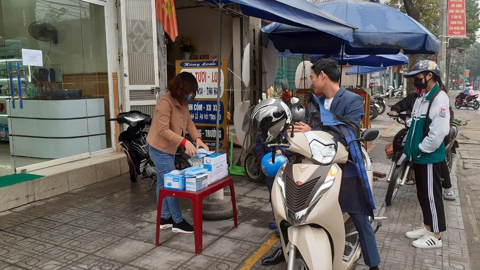 Ấm lòng những hình ảnh đẹp của người Việt giữa mùa dịch virus corona - 2 Ấm lòng những hình ảnh đẹp của người Việt giữa mùa dịch virus corona - 2
