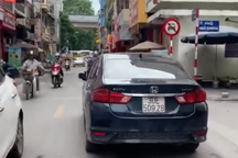 Người phụ nữ lái xe không cần gương chiếu hậu và... đi vào đường cấm