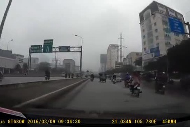 Thanh niên xui xẻo bị rơi từ xe 3 bánh