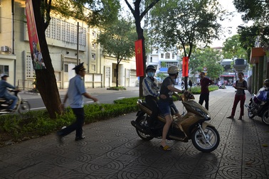 “Cuộc chiến” giành lại vỉa hè: Đủ chiêu đối phó của người dân