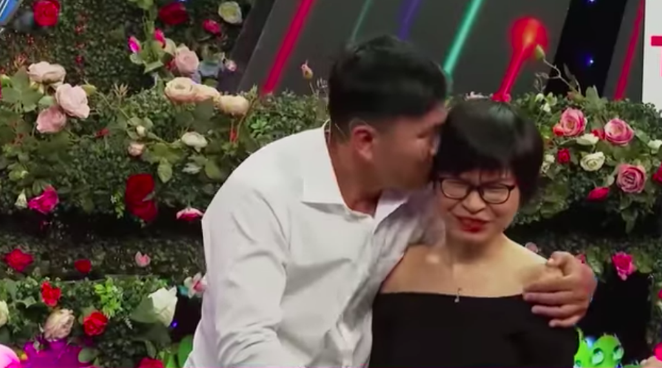 Cô gái ế từ trong bụng mẹ ế ra phát khóc vì đối tượng hẹn hò hôn trộm - 3 Cô gái ế từ trong bụng mẹ ế ra phát khóc vì đối tượng hẹn hò hôn trộm - 3