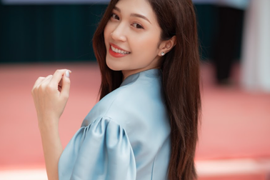 MC VTV Ngọc Anh tặng học bổng cho học sinh giỏi tại quê nhà