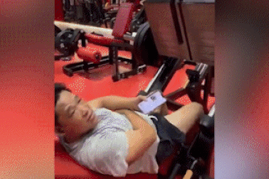 Người đàn ông chụp lén 2 cô gái ở phòng gym kèm dòng tin nhắn gây sốc