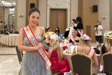 Thí sinh Hoa hậu Hoàn cầu thích thú với chiếc nón lá của đại diện Việt Nam
