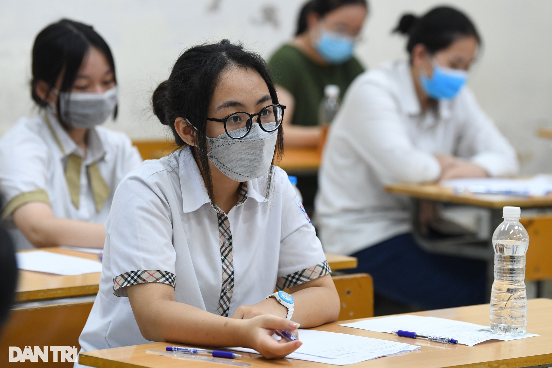 Những cái nắm tay ấm áp tiếp sức sĩ tử ngày thi đầu tiên kỳ thi vào 10 THPT - 13 Những cái nắm tay ấm áp tiếp sức sĩ tử ngày thi đầu tiên kỳ thi vào 10 THPT - 13