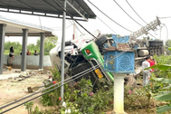 Xe container đâm gãy cột điện, lật vào nhà dân