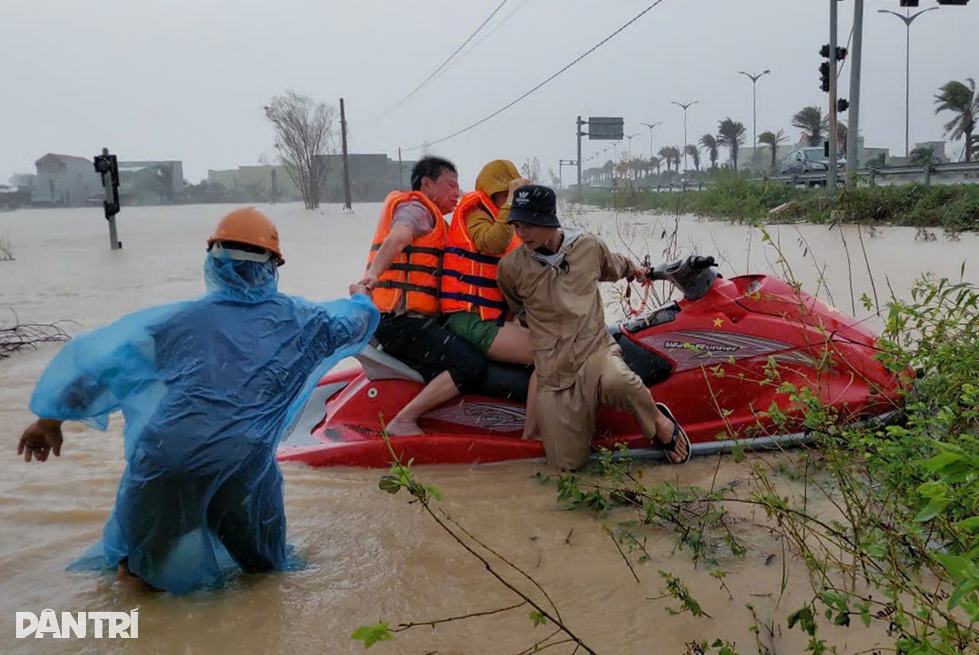 Nước ngập gần tới nóc nhà, người dân Gia Lai kêu cứu - 4