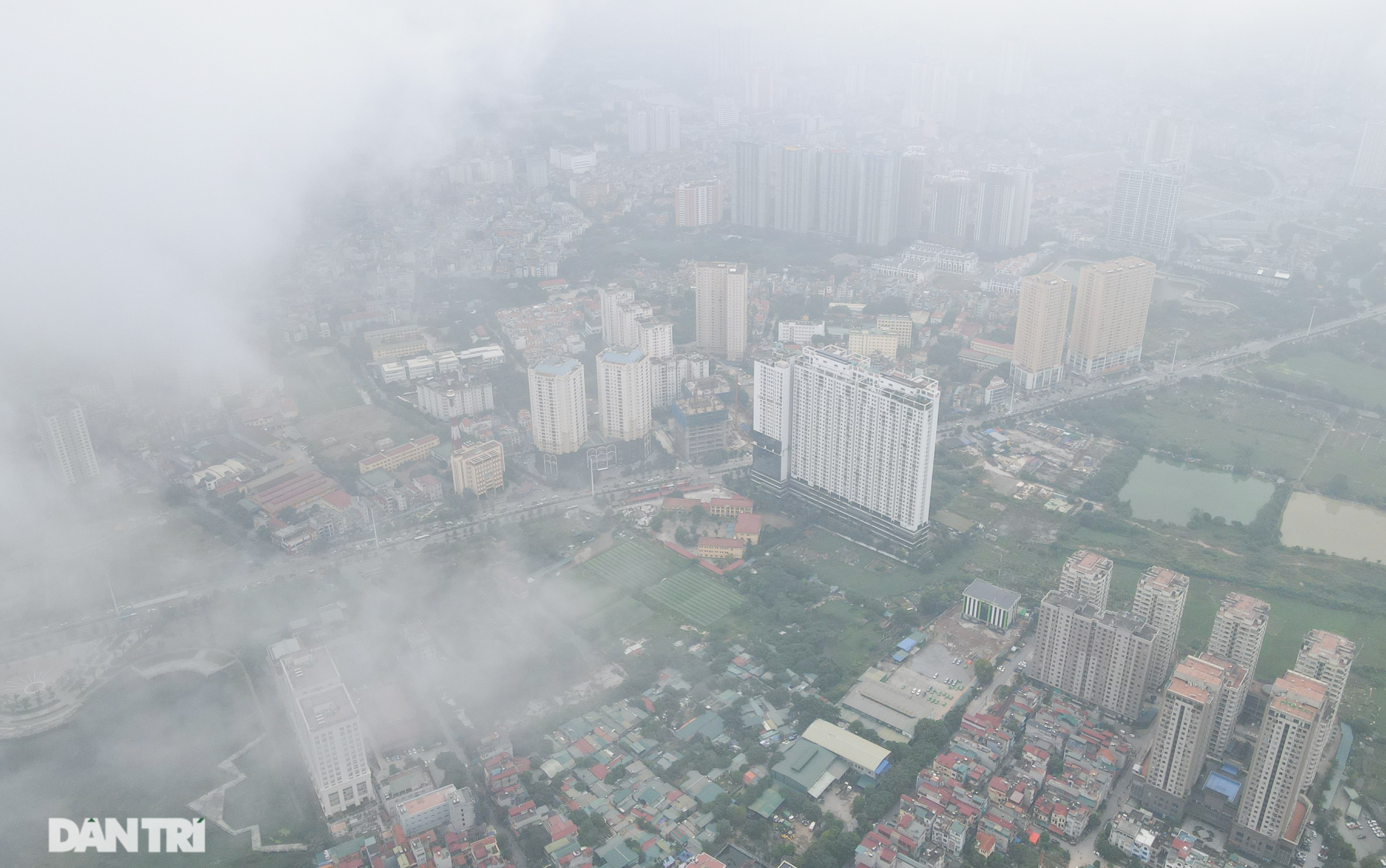 Xuất hiện hiện tượng nghịch nhiệt, Hà Nội chìm trong màn sương đục - 1 Xuất hiện hiện tượng nghịch nhiệt, Hà Nội chìm trong màn sương đục - 1