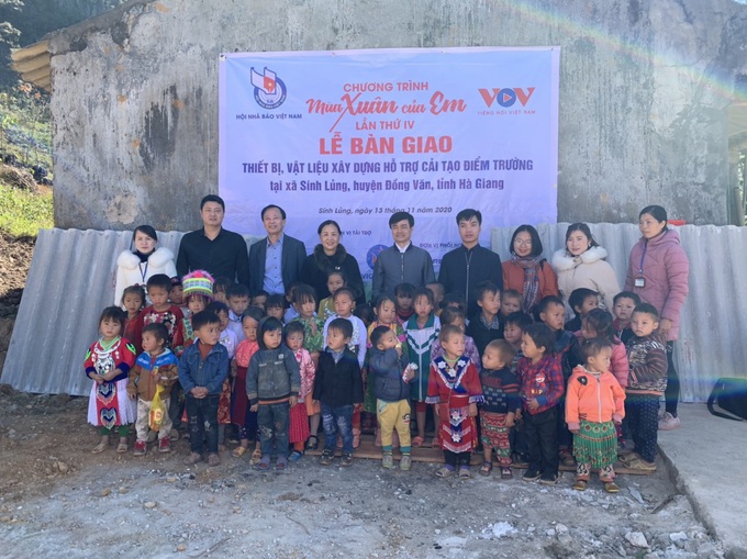 Chương trình “Mùa xuân của em" lần thứ IV Chắp cánh ước mơ cho học sinh nghèo vùng cao
- Ảnh 2. Chương trình “Mùa xuân của em" lần thứ IV Chắp cánh ước mơ cho học sinh nghèo vùng cao
- Ảnh 2.