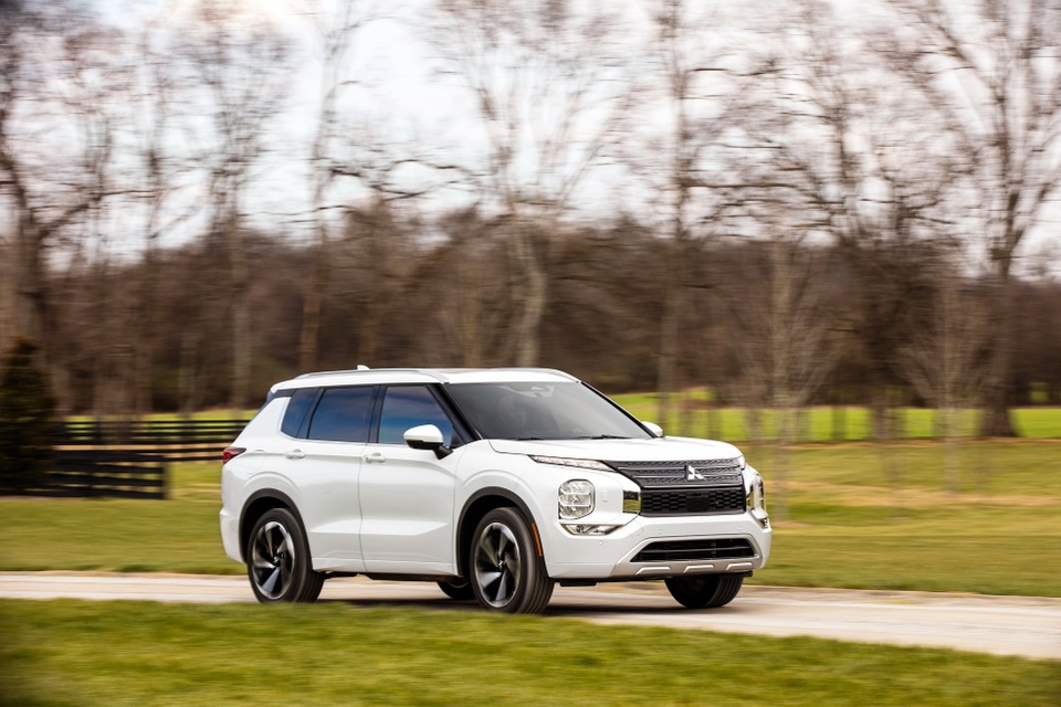 Mitsubishi Outlander 2022 ghi điểm về thiết kế, bị trừ điểm động cơ - 8 Mitsubishi Outlander 2022 ghi điểm về thiết kế, bị trừ điểm động cơ - 8