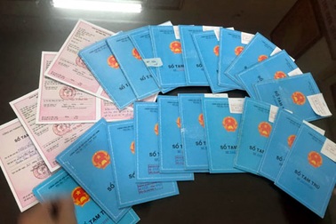 Hà Nội: Triệt phá đường dây làm giả sổ tạm trú để xin Visa