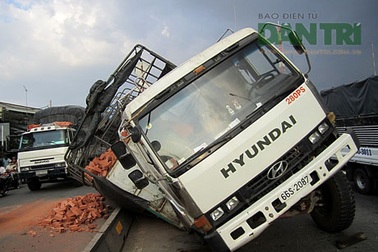 Xe tải chở gạch “dựa lưng” trên quốc lộ