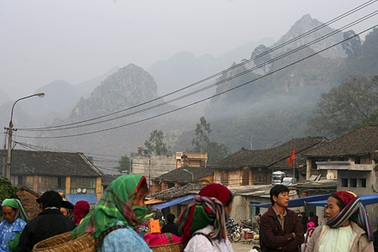 Chợ Đồng Văn mới - sân khấu lạnh lẽo