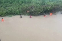 Huy động hàng trăm người tìm kiếm cháu bé rơi xuống sông