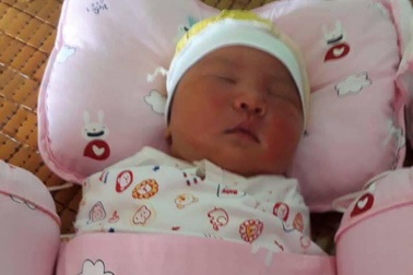 Bé sơ sinh nặng 4,2 kg bị bỏ rơi trước cửa nhà dân