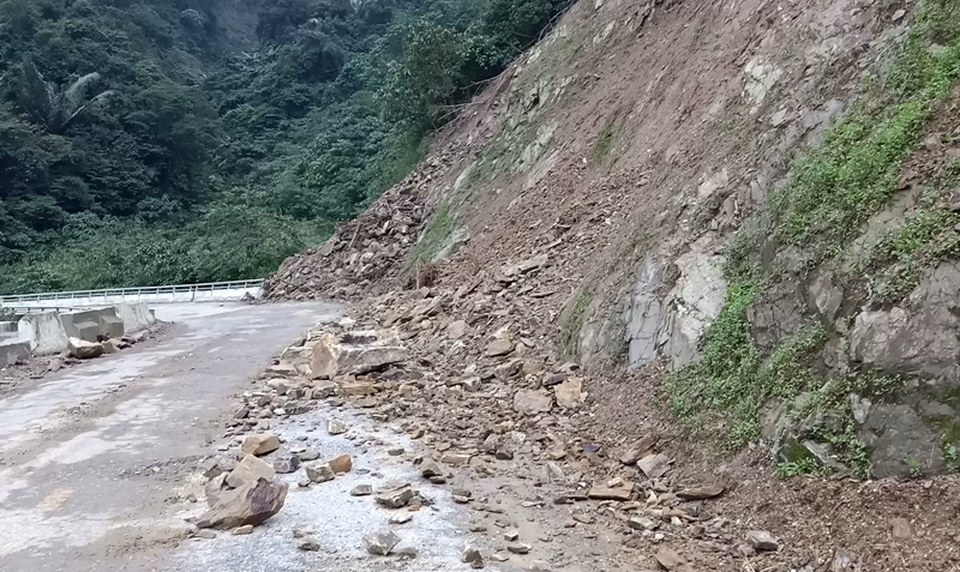 Đất đá sạt lở đe dọa tính mạng người dân trên quốc lộ - 4 Đất đá sạt lở đe dọa tính mạng người dân trên quốc lộ - 4