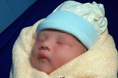 Bé trai 3,2kg được để trong bao đựng gạo trước nhà vệ sinh ở Đồng Nai