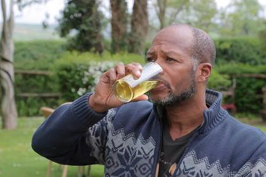 Kỳ dị người đàn ông 6 năm chỉ uống nước tiểu của mình