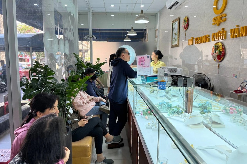 Khách than thở khi vàng vượt 98 triệu, chuyên gia đưa lời khuyên đắt giá - 2 Khách than thở khi vàng vượt 98 triệu, chuyên gia đưa lời khuyên đắt giá - 2