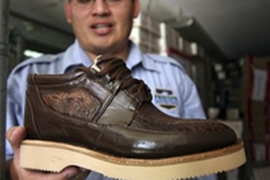 Thợ đóng giày cho các nhà lãnh đạo thế giới bị bắt