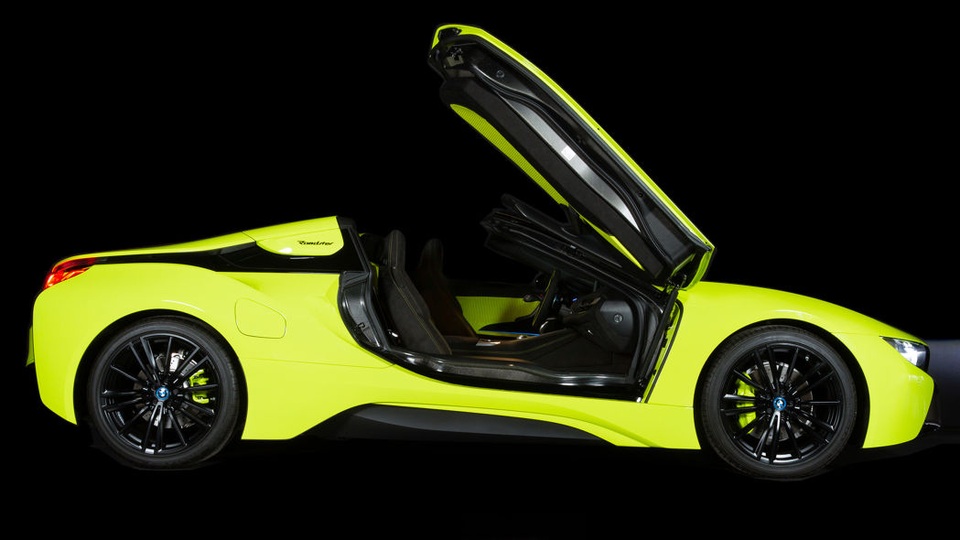 Cận cảnh chiếc BMW i8 Roadster màu xanh neon độc nhất vô nhị - 3 Cận cảnh chiếc BMW i8 Roadster màu xanh neon độc nhất vô nhị - 3