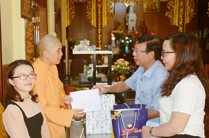Ông Lương Kim Sơn trao quà và tiền cho Thích Nữ Uyên Liên-trụ trì chùa Phổ Quang -TP Quảng Ngãi. 