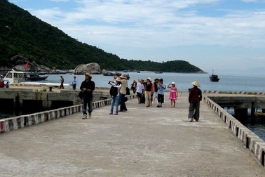 Đưa 100 người mắc kẹt ở Cù Lao Chàm về đất liền an toàn