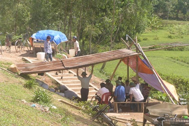 Đấu thầu kinh doanh “nước thánh” ở... khe núi