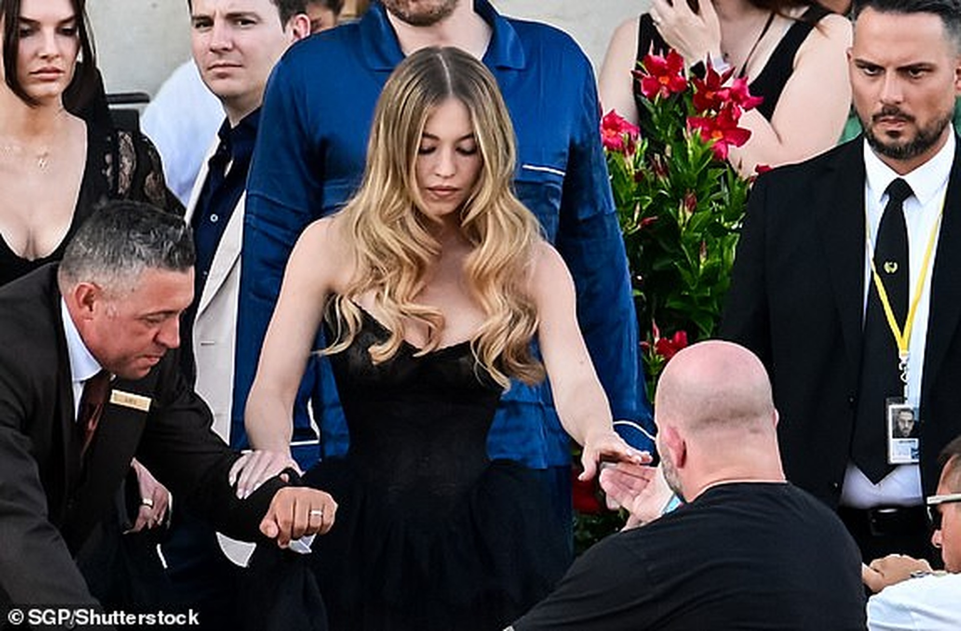 Tỷ phú Jeff Bezos và MC gợi cảm kết thúc tiệc cưới 3 ngày, tốn 55 triệu USD - 25 Tỷ phú Jeff Bezos và MC gợi cảm kết thúc tiệc cưới 3 ngày, tốn 55 triệu USD - 25