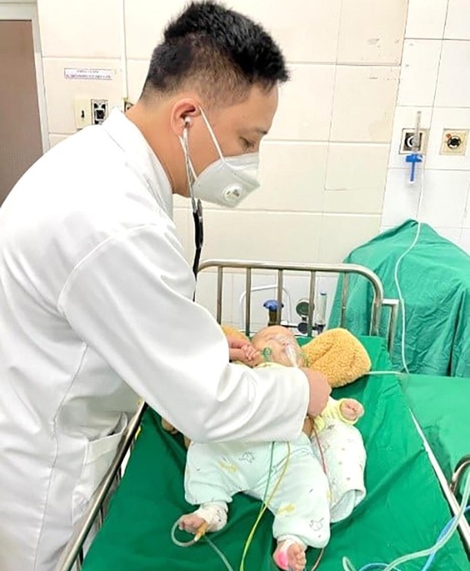 Sau khi được cấp cứu trẻ tiếp tục được theo dõi và điều trị tại khoa Hồi sức cấp cứu chống độc (ảnh CH).
