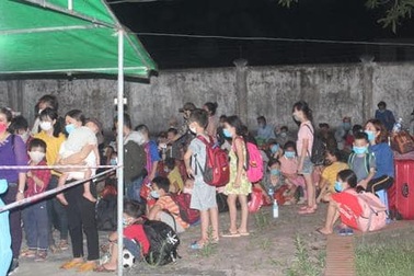 Nghệ An tiếp nhận và cách ly gần 400 người từ Lào và Việt Nam