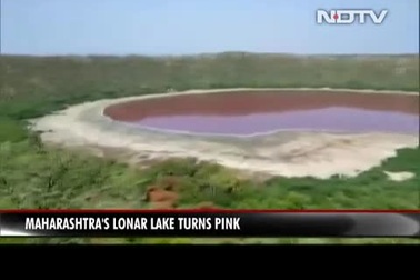 Hồ nước bất ngờ chuyển màu lạ chỉ sau một đêm