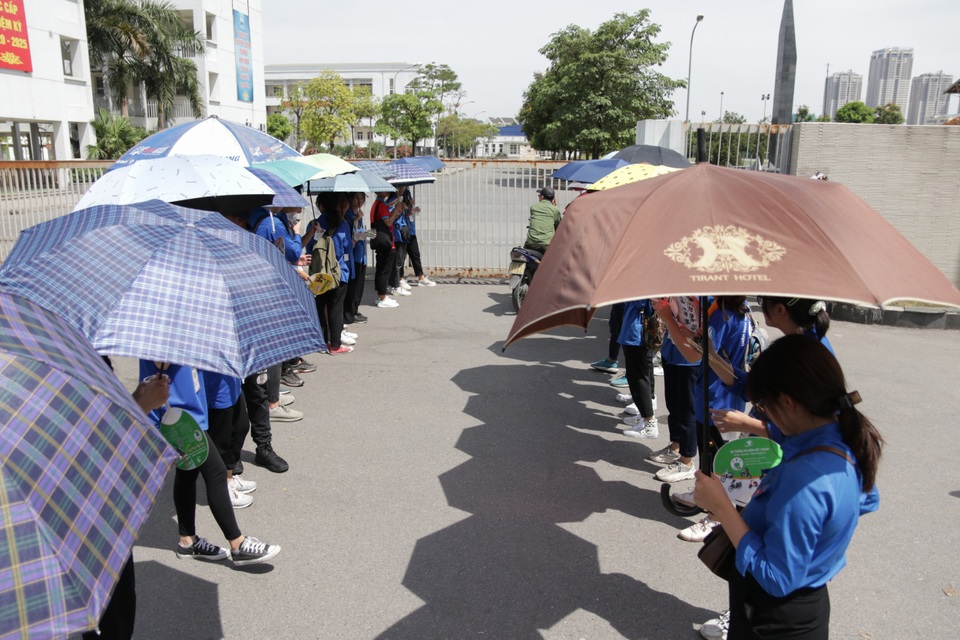 Hà Nội: Thanh niên tình nguyện đội nắng tiếp sức thí sinh thi vào lớp 10 - 1 Hà Nội: Thanh niên tình nguyện đội nắng tiếp sức thí sinh thi vào lớp 10 - 1