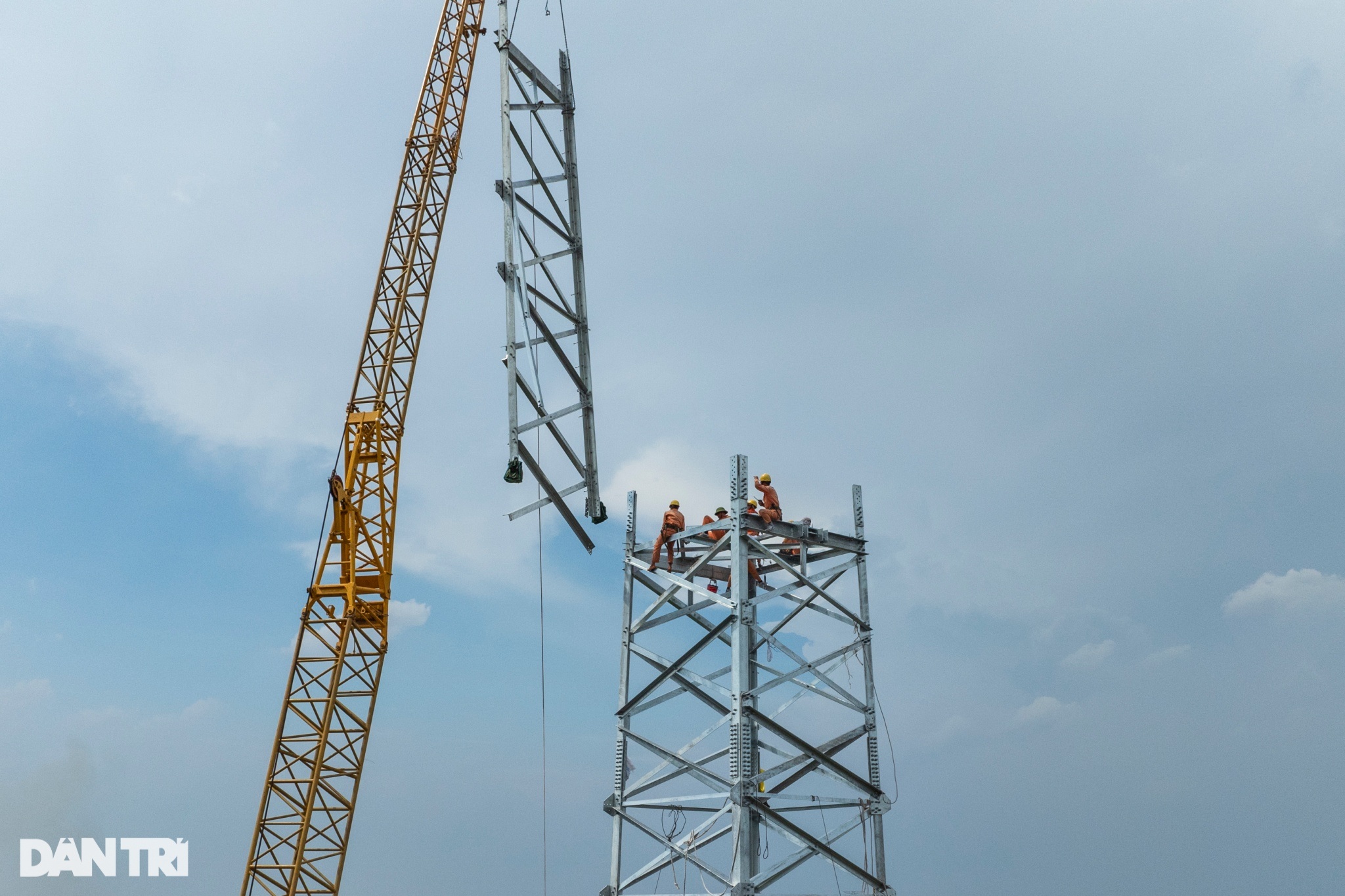 View - Công nhân đội nắng 40 độ C, treo mình giữa lưng trời xây đường điện 500kV | Báo Dân trí