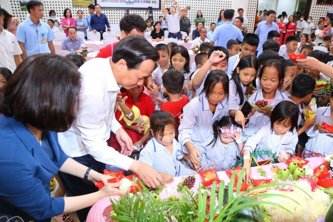 Bộ trưởng Đào Ngọc Dung chúc các cháu đón Tết Trung thu thật vui vẻ,