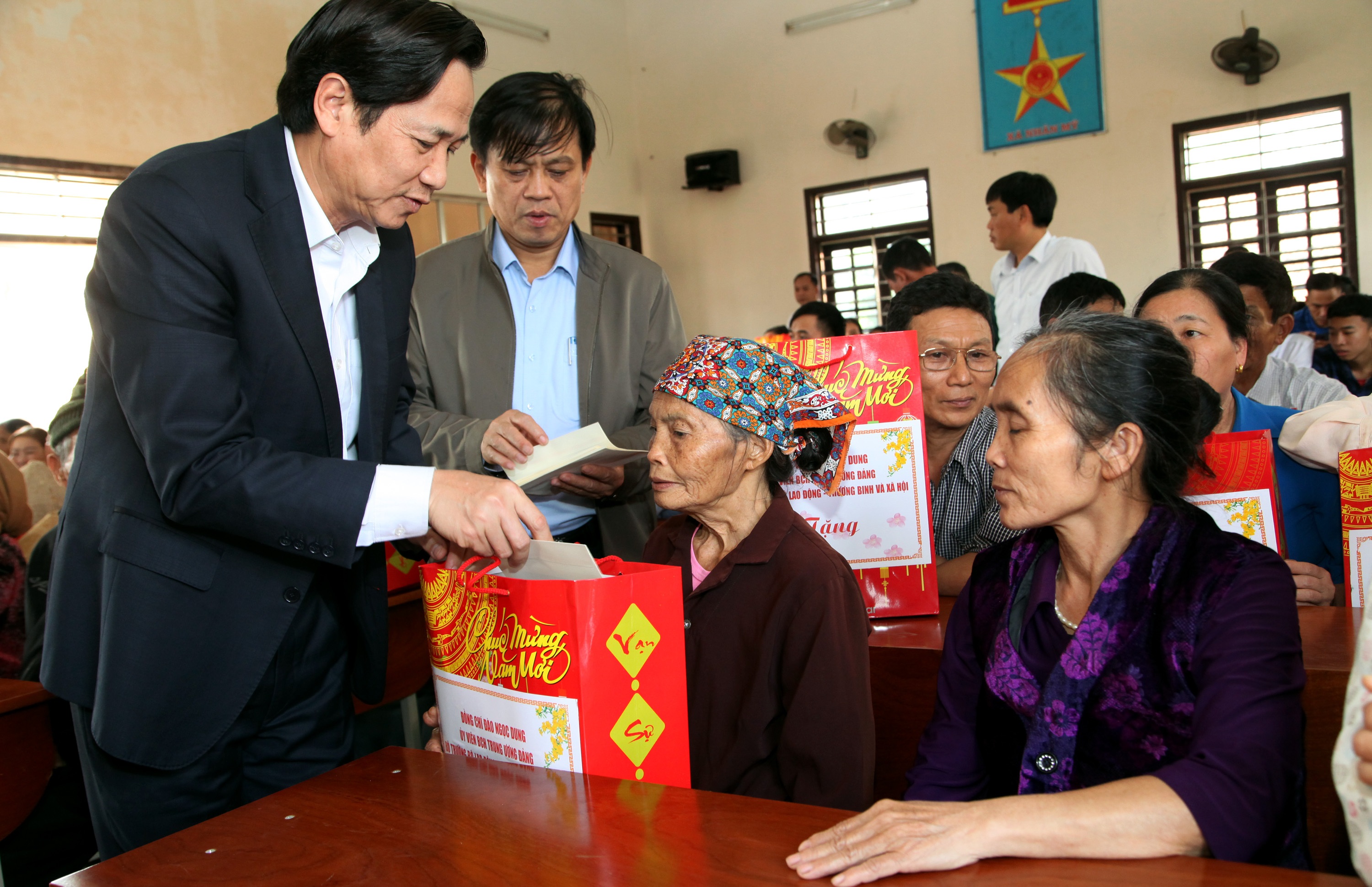 Bộ trưởng Đào Ngọc Dung: “Cải cách chính sách tiền lương cần hợp lòng dân” - 3 Bộ trưởng Đào Ngọc Dung: “Cải cách chính sách tiền lương cần hợp lòng dân” - 3