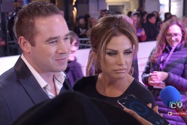 Katie Price dự sự kiện cùng chồng kém tuổi