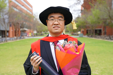 Chàng thủ khoa nhận bằng tiến sĩ ở tuổi 27