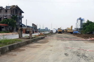 Trưởng Công an thành phố bị tạt vôi bột vào người