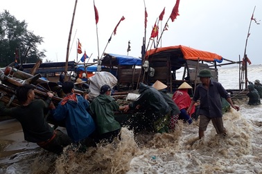 Dân "lội bão" cố giữ bè mảng