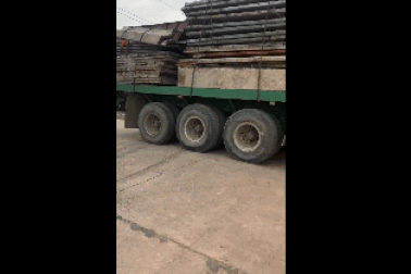 Tình huống xe tải chở nặng liều lĩnh đi qua cây cầu yếu gây nhiều tranh cãi